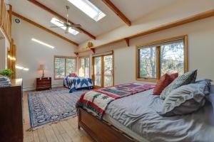 een slaapkamer met een groot bed en ramen bij Lakefront Long Pond Retreat with Kayaks, Near Skiing in Long Pond