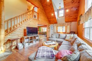 ein Wohnzimmer mit einem Sofa und einem TV in der Unterkunft Cozy Greig Getaway - 1 Mi to Brantingham Lake! in Glenfield