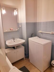 a small bathroom with a sink and a toilet at Appartement F3 avec balcon in Perpignan