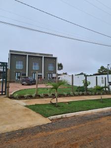 un edificio con una palmera delante de él en Casas de alto padrão em Condominio Privado, en Chapada dos Guimarães