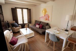 een woonkamer met een bank en een tafel bij Bonito duplex bajo Alhambra in Granada
