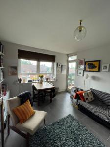 a living room with a couch and a table at Contemporary 1BD Flat wBalcony - Stoke Newington! in London