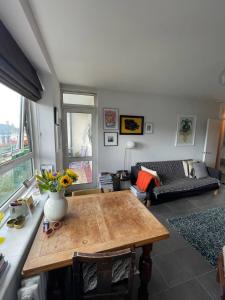 a living room with a table and a couch at Contemporary 1BD Flat wBalcony - Stoke Newington! in London