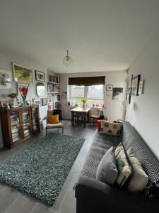 un soggiorno con divano e tavolo di Contemporary 1BD Flat wBalcony - Stoke Newington! a Londra