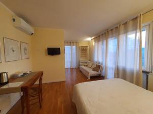 1 dormitorio con cama, sofá y TV en B&B METRO' en Perugia