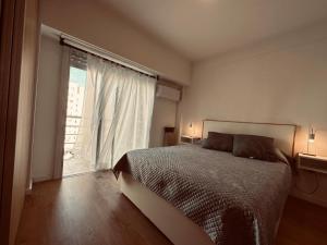 1 dormitorio con cama y ventana grande en Excelente Semipiso Plaza Paso by Lofter en La Plata