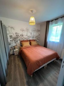 Schlafzimmer mit einem Bett mit Wandgemälde in der Unterkunft L’entrelacs in Équemauville