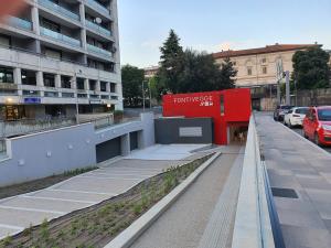 una strada cittadina con un edificio e un parcheggio di B&B METRO' a Perugia