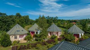 uma vista aérea de uma casa com telhados em Entuiga cottages em Hoima
