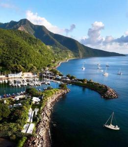 - une vue aérienne sur un port avec des bateaux dans l'eau dans l'établissement KARUK'IDîLE-Appartement Vue Mer - Plage à 200m, à Gourbeyre