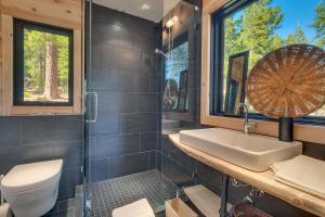 Bilik mandi di Falcon's Rest - Ski and Summer Cabin in The Heart of North Lake Tahoe- Gas Fireplace