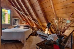 Katil atau katil-katil dalam bilik di Falcon's Rest - Ski and Summer Cabin in The Heart of North Lake Tahoe- Gas Fireplace