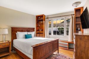 una camera con letto, TV e finestra di Ludington Palace a San Diego
