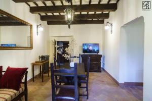 sala de estar con mesa y sofá en Il Rustico di Palazzo Rossi, en Sarnano