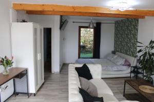 - un salon avec un canapé et un lit dans l'établissement Casa-Loft en el bosque, à Saint-Jacques-de-Compostelle