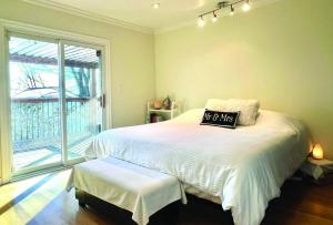 Private Kingston Waterfront Home في كينغستون: غرفة نوم مع سرير مع وضع علامة عليه