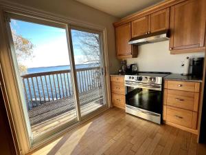 uma cozinha com uma grande janela com vista para o oceano em Private Kingston Waterfront Home em Kingston