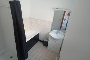 a bathroom with a sink and a tub and a toilet at Le Relais de la Mandragore 