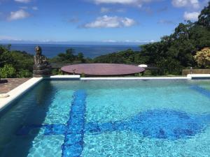 uma piscina com vista para o oceano em Todo Bien Nicaragua em San Juan del Sur
