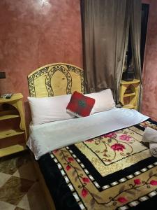 Schlafzimmer mit einem Bett mit Kopfteil in der Unterkunft Dar Marwa in Ouzoud