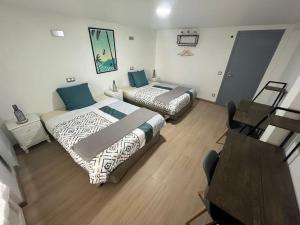 een slaapkamer met 2 bedden, een tafel en een bureau bij V - Villa 2022 PARIS EXPO-3min metro-8 rooms-12 beds in Bagneux