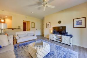 sala de estar con sofá y TV en Elegant St Augustine Resort Condo, 20 Mi to Beach!, en St. Augustine