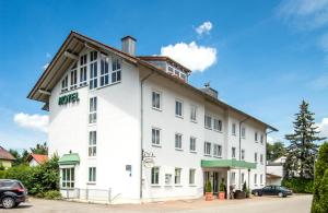 ein weißes Gebäude mit einem Schild, das das Hotel liest in der Unterkunft Hotel St. Martin in Marktoberdorf