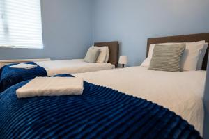 Een bed of bedden in een kamer bij Entire Home Contractors, Relocators Monthly or Weekly Stay