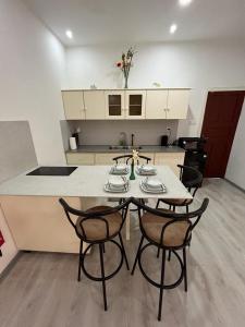 a kitchen with a table and chairs and a counter at City Appartementen New Nickerie - 4p in Nieuw Nickerie