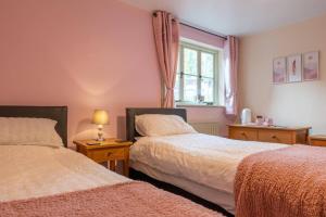 1 dormitorio con 2 camas y ventana en Crown inn en Sarre