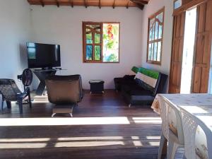 ein Wohnzimmer mit einem Sofa und einem TV in der Unterkunft Hospedaje Paula C in Calao