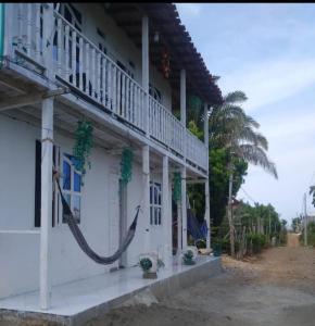 ein Gebäude mit einer Hängematte an der Seite in der Unterkunft Hospedaje Paula C in Calao