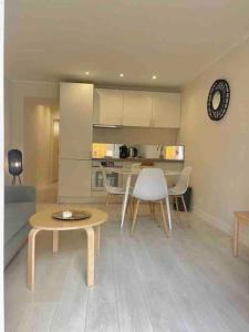 uma cozinha e sala de estar com mesa e cadeiras em Le BASHKIR em Nice