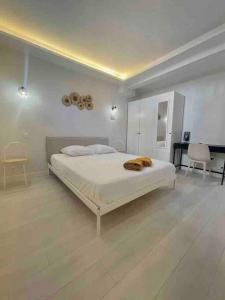 um quarto branco com uma cama e uma mesa em Le BASHKIR em Nice