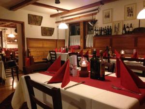 a table in a restaurant with red napkins and wine bottles at Jerà am Furtnerteich Hotel-Ristorante&Relax in Mariahof