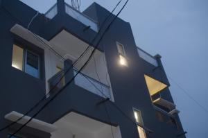 a blue building with lights on the side of it at Appartement entier F3 climatisé agréable, spacieux et confortable à Guediawaye Gadaye in Dakar