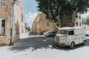 ein alter weißer Van parkt an der Straßenseite in der Unterkunft CASA RELAX Appart cocooning dans village provençal in Montfort-sur-Argens