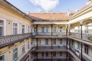 una fila de edificios antiguos con balcones en Historic Penthouse with Sauna & Jacuzzi @Downtown, en Budapest