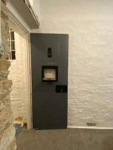 eine graue Tür in einem Zimmer mit einer Wand in der Unterkunft Victorian Police Station Apartment in Launceston
