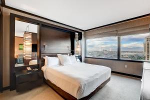 sypialnia z dużym łóżkiem i dużym oknem w obiekcie Vdara Hotel & Spa w Las Vegas