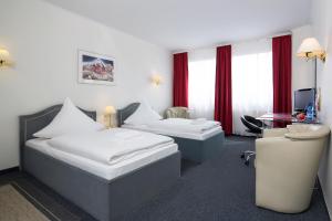 Postel nebo postele na pokoji v ubytování Hotel Berliner Bär + 23 fotografií