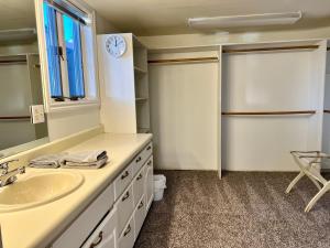 y baño con lavabo y espejo. en The Starboard Side Room - Cliffside, Ocean Views en Kodiak