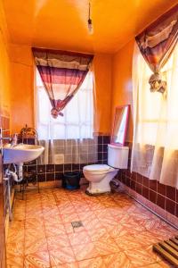 een badkamer met een toilet, een wastafel en een raam bij Casita familiar in Copacabana