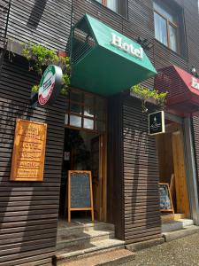 un restaurante con un cartel en el lateral de un edificio en Hotel Di Torlaschi, en Valdivia