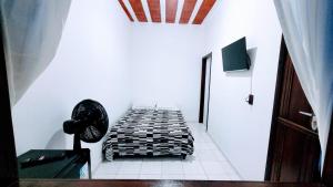 un pasillo con paredes blancas y suelo blanco y negro en Villavera - Caragua Centro, en Caraguatatuba