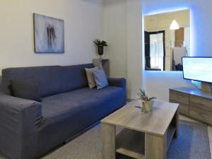salon z niebieską kanapą i stołem w obiekcie Iasonas - 2BR Apartment - Explore Center by foot - Close to Aristotelous square w Salonikach