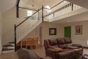 salon z kanapą i schodami w obiekcie Finn Farm Cottage w mieście Ballybofey