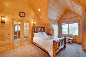 1 dormitorio con 1 cama en una cabaña de madera en Lake Wisconsin Lodge with Dock and Pool Near Skiing! en Merrimac