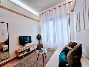 sala de estar con sofá y TV en Paradis Côtier 6 couchages en Antibes