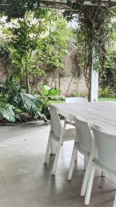 Casa Feliz في سان فرناندو ديل فالي دي كاتاماركا: طاولة بيضاء وكراسي على الفناء